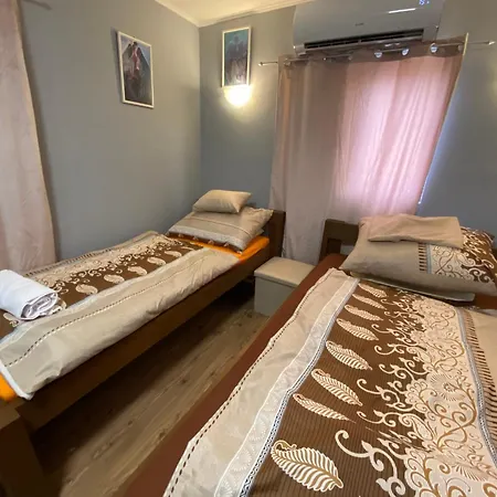 Baber Apartmanhaz Balatonakarattya ゲストハウス バラトンケネシェ